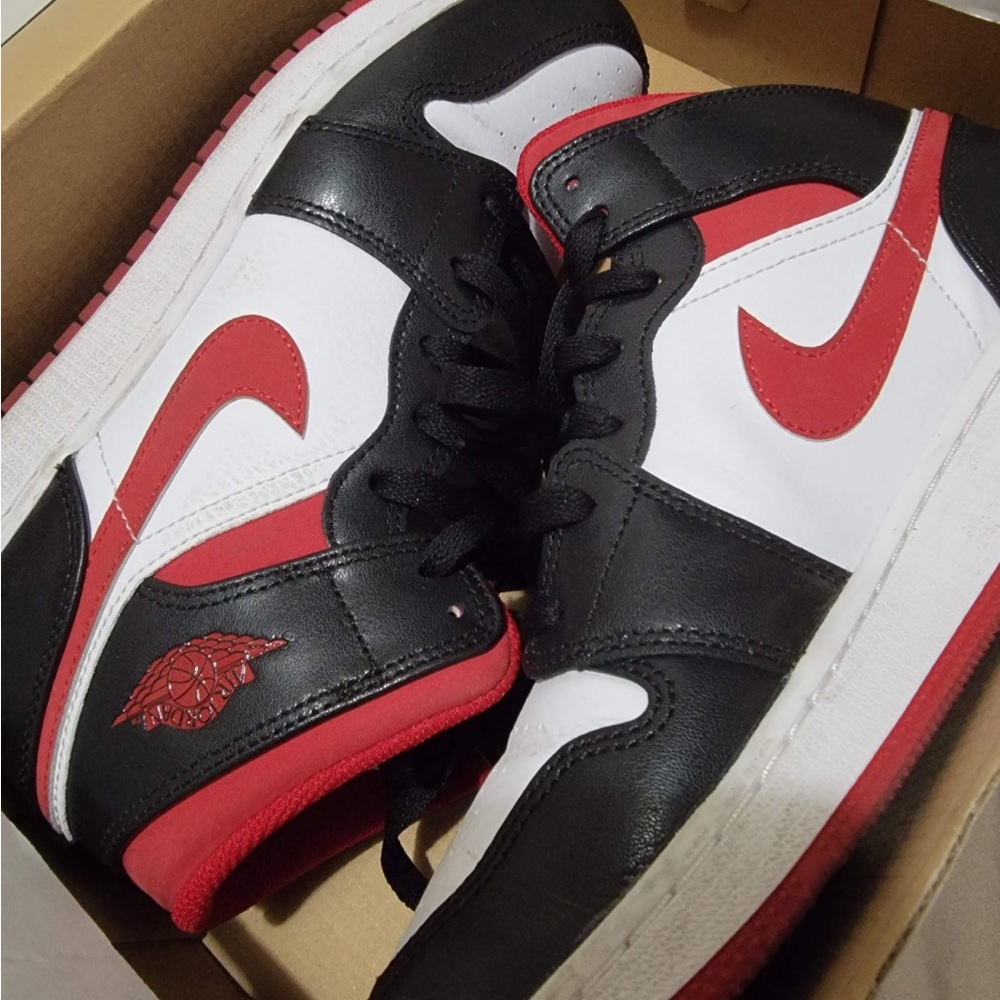 Air Jordan 1 Mid Red Gym Red Blk (kid’s) Size 7 used a few times